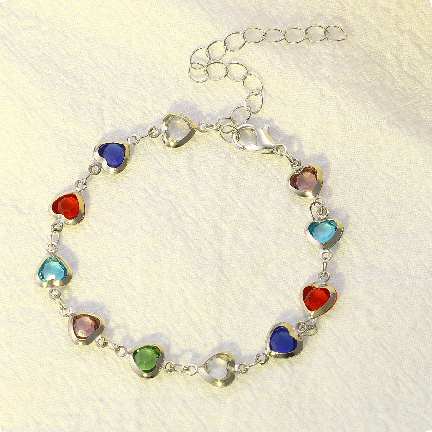 Damenarmband mit funkelnden Herzanhängern und hochwertigen Kristallen Shop Nory