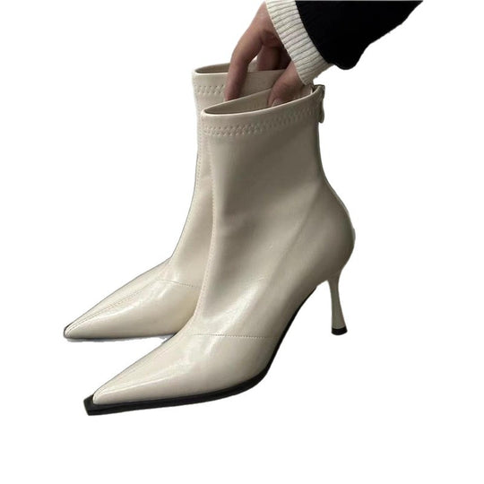 Damen Elegante spitz zulaufende Kurzstiefelette aus Lackoptik mit sculpted Kitten-Absatz Shop Nory