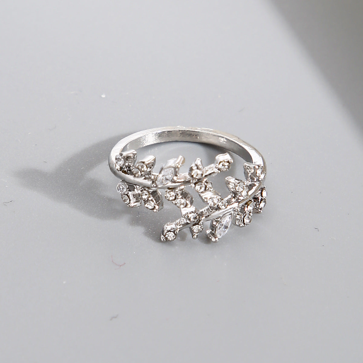 Damenring mit floralem Design und funkelnden Zirkonia Shop Nory