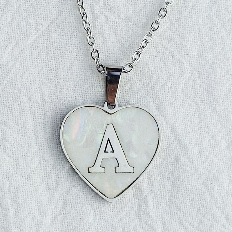 Damen Halskette mit herzförmigem Anhänger aus Muschelschale und initialisiertem Design Shop Nory