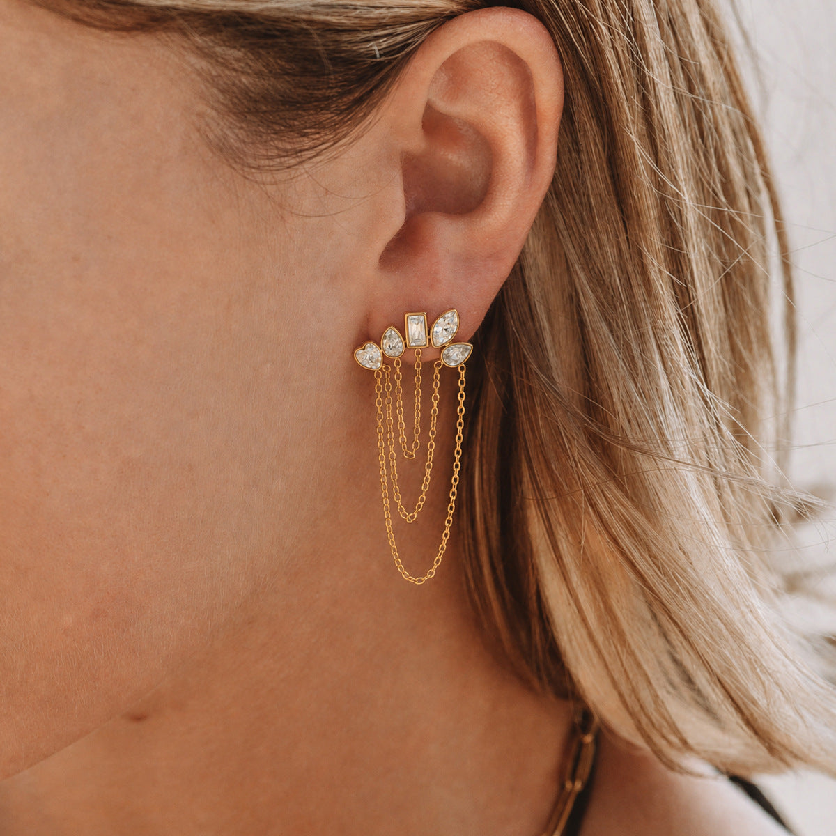 Damen Ohrhänger mit filigranem Ketten-Design und funkelnden Kristallelementen Shop Nory