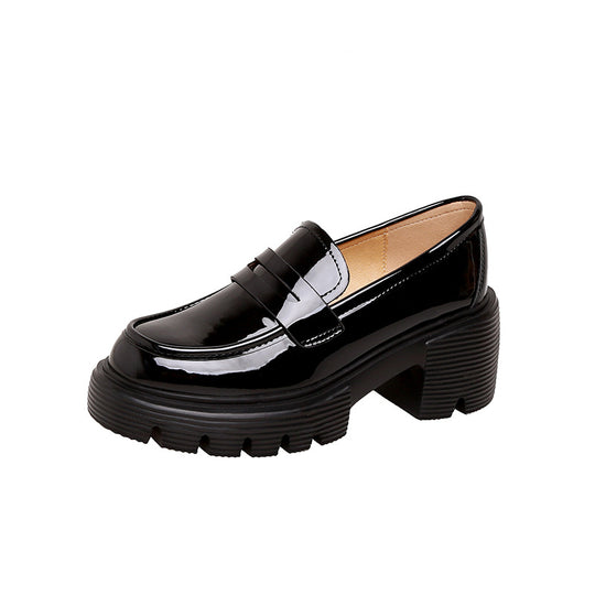 Damen Chunky‑Pennyloafer in Lackoptik mit gezahnter Lug‑Sohle und gepolstertem Komfortfutter Shop Nory