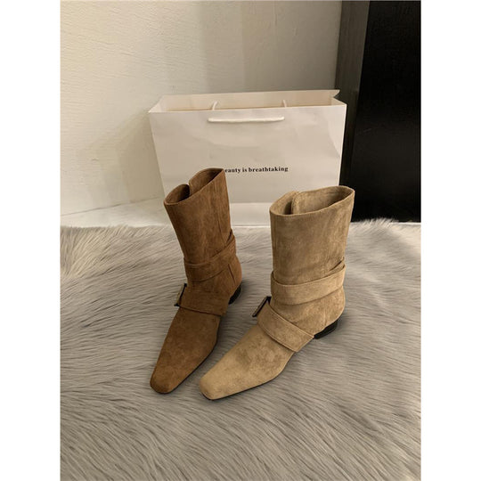 Damen Biker-inspirierte Mid-Boots aus Velourslederoptik mit spitzer Kappe und verstellbaren Gürtelschnallen Shop Nory