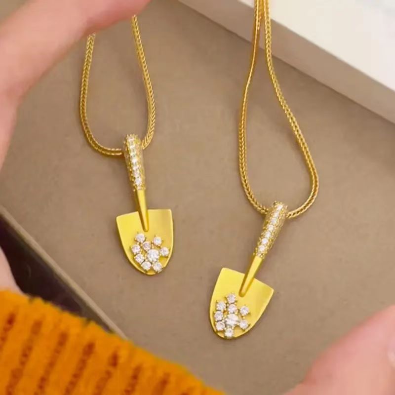 Damen Kette mit kunstvollem Schaufelanhänger und funkelnden Kristallen Shop Nory