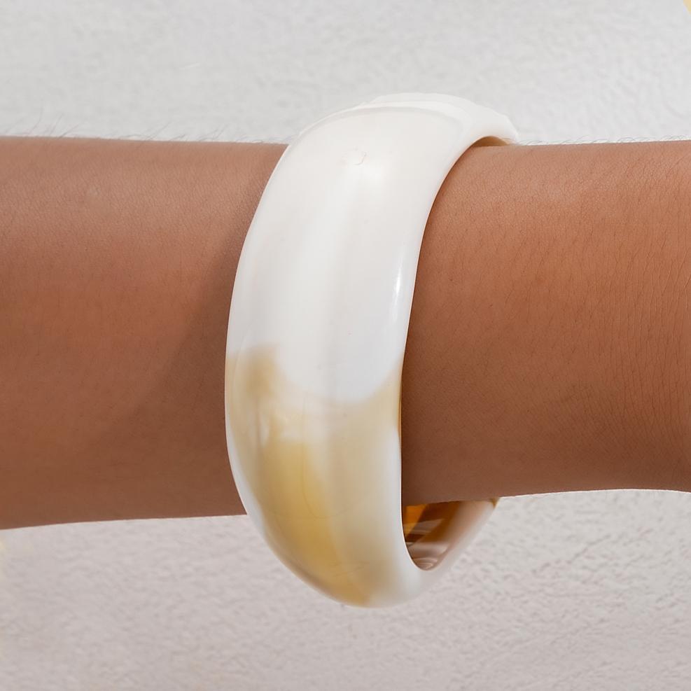 Damen Acrylarmband mit elegantem, geschwungenem Design Shop Nory