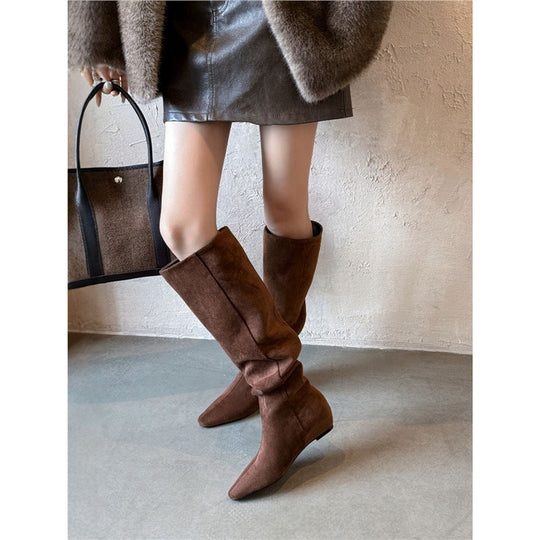 Damen Kniehohe Slouch‑Stiefel aus Veloursoptik mit spitzer Zehenpartie und flachem Komfortabsatz Shop Nory