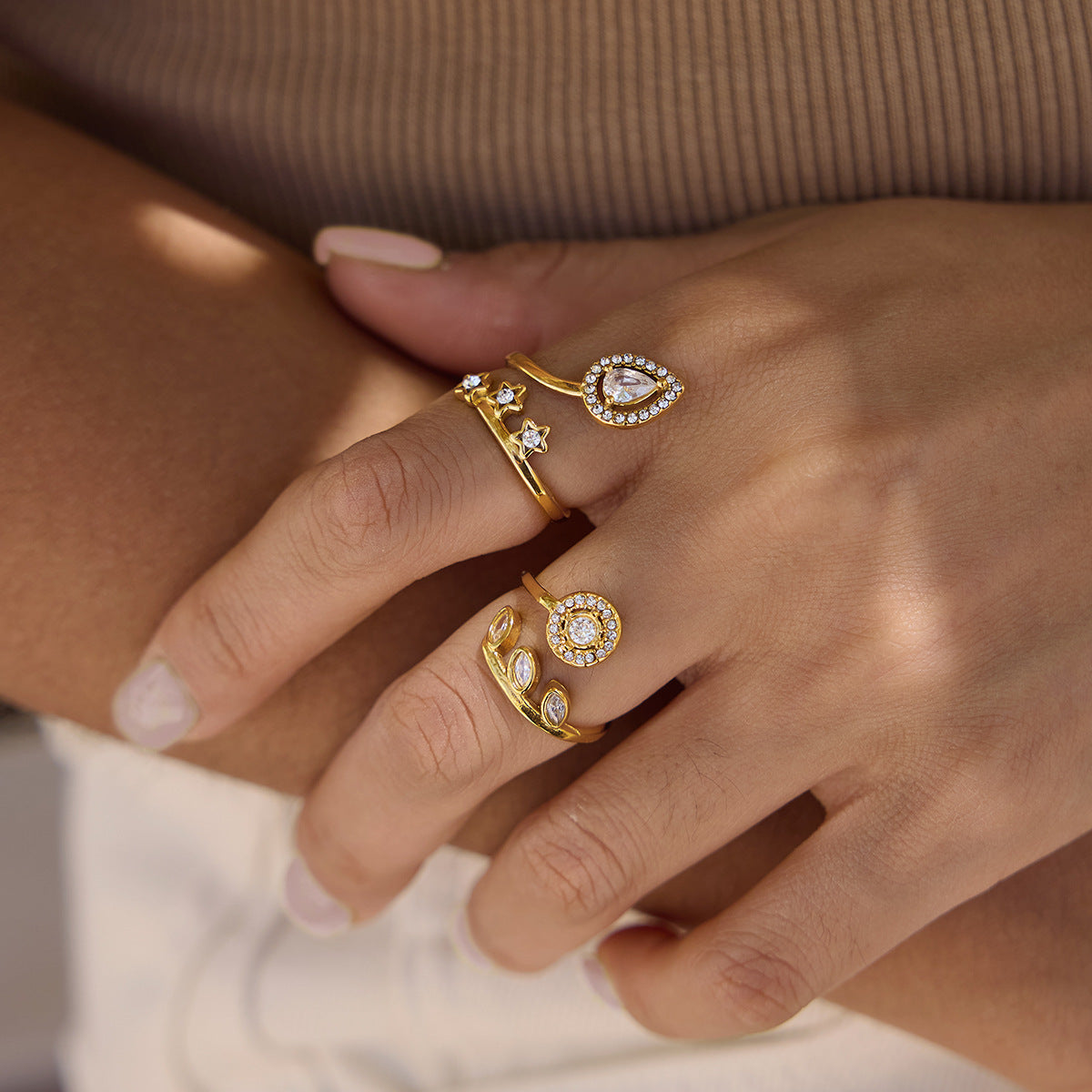 Damen Offener Ring mit funkelnden Sternen und tropfenförmigem Zirkonia Shop Nory