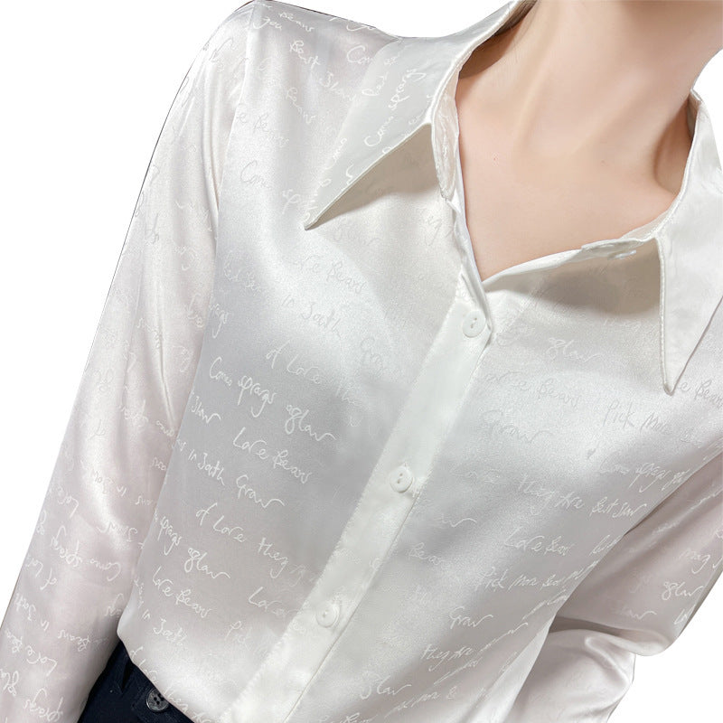 Damen Satinbluse mit zarter Jacquard‑Schrift, spitzem Hemdkragen und durchgehendem Knopfverschluss Shop Nory