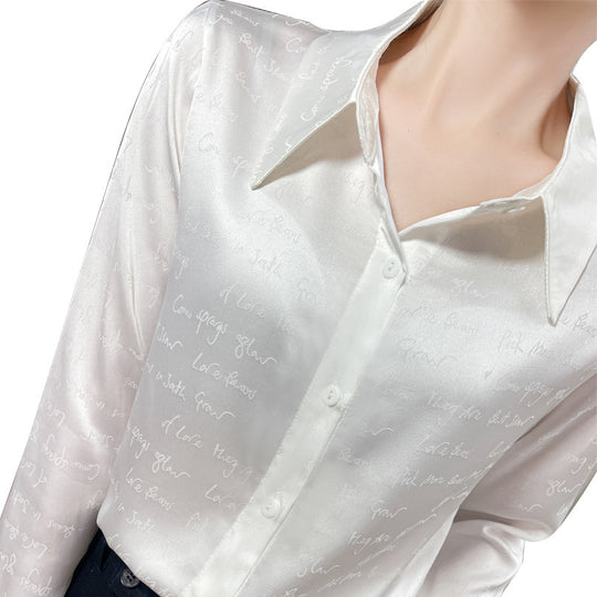 Damen Satinbluse mit zarter Jacquard‑Schrift, spitzem Hemdkragen und durchgehendem Knopfverschluss Shop Nory