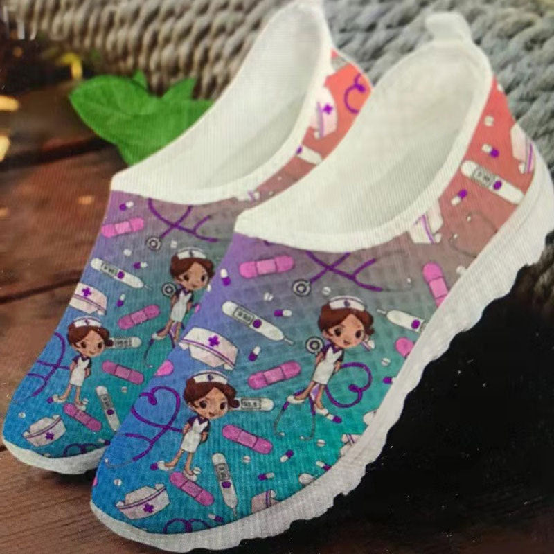 Damen Verspielte Slip-On Sneakers mit medizinischem Cartoon-Print, atmungsaktivem Mesh und gepolsterter Memory-Sohle Shop Nory