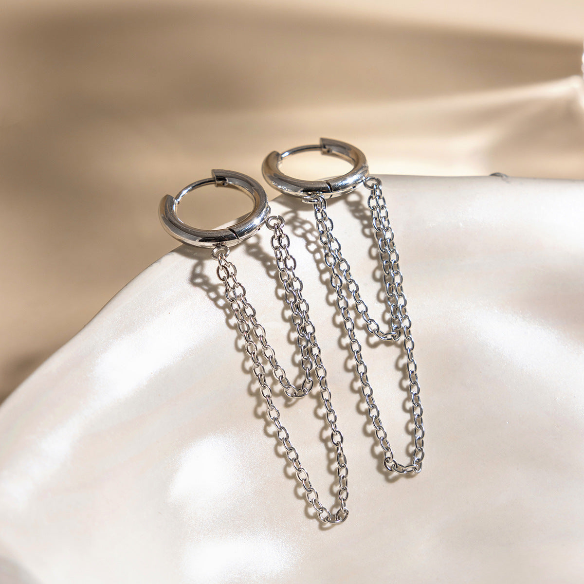 Damen Ohrhänger mit eleganter Kettenverzierung und funkelnden Zirkonia Shop Nory