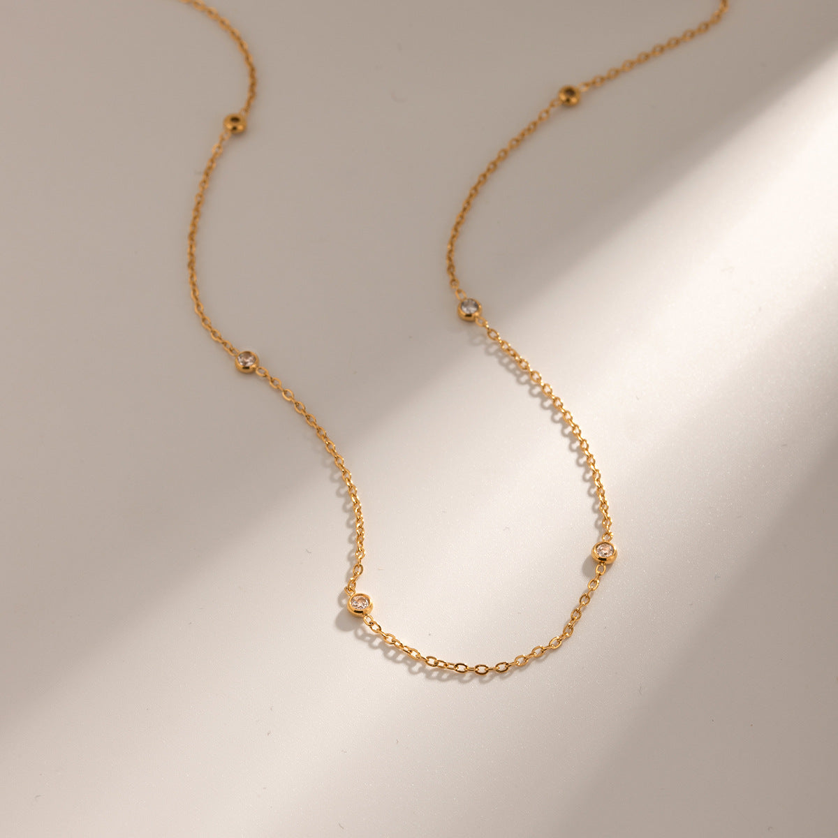 Damen Halskette mit funkelnden Zirkonia-Elementen und einstellbarer Länge Shop Nory