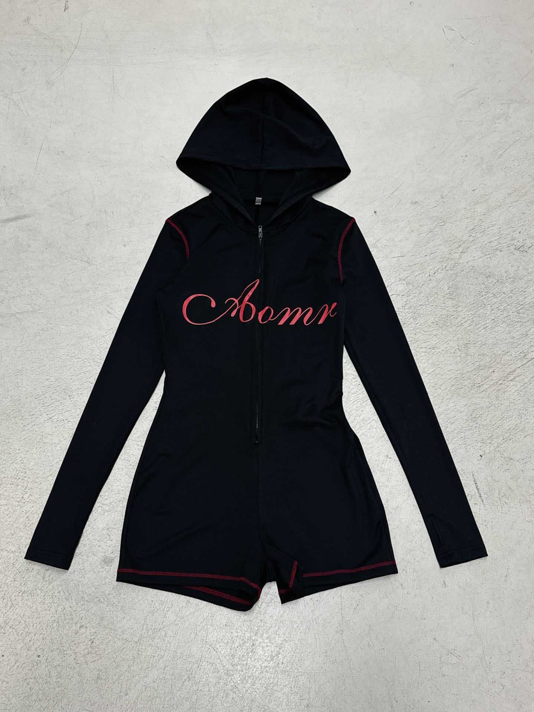 Damen nan taillierter Zip-Romper mit Kapuze, langer Armführung und integrierten Shorts aus funktionalem Stretch Shop Nory