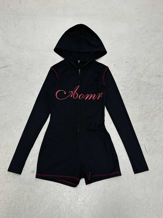 Damen nan taillierter Zip-Romper mit Kapuze, langer Armführung und integrierten Shorts aus funktionalem Stretch Shop Nory