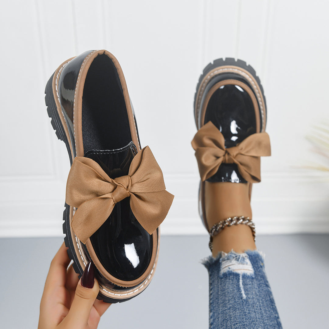 Damen Plateau-Loafer aus Lacklederoptik mit profilierter Gummisohle und Zierschleife Shop Nory