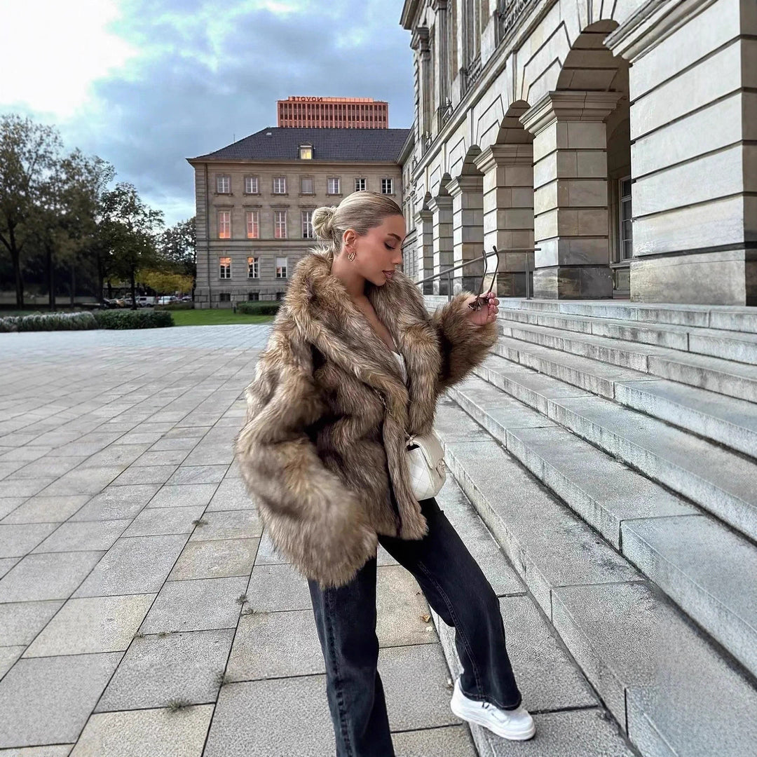 Damen Kurz geschnittene voluminöse Kunstpelzjacke mit Oversize‑Schalkragen Shop Nory