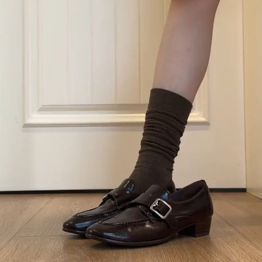 Damen Loafer mit poliertem Finish, dekorativer Metallschnalle und niedrigem Blockabsatz Shop Nory