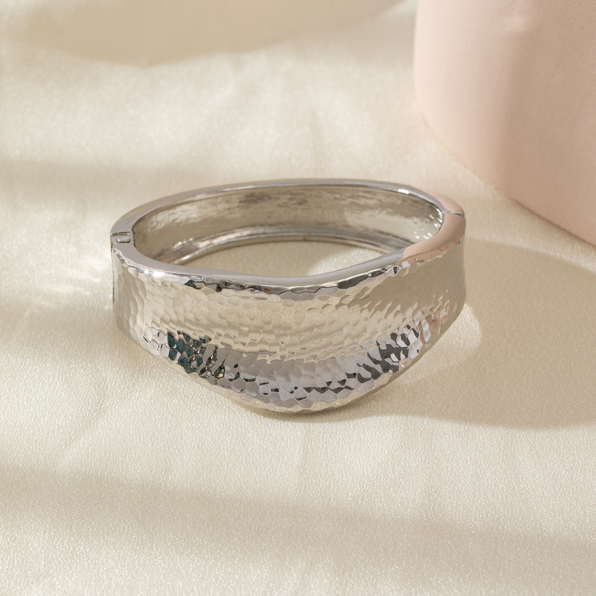 Damen Armreif mit elegantem, geschwungenem Design Shop Nory