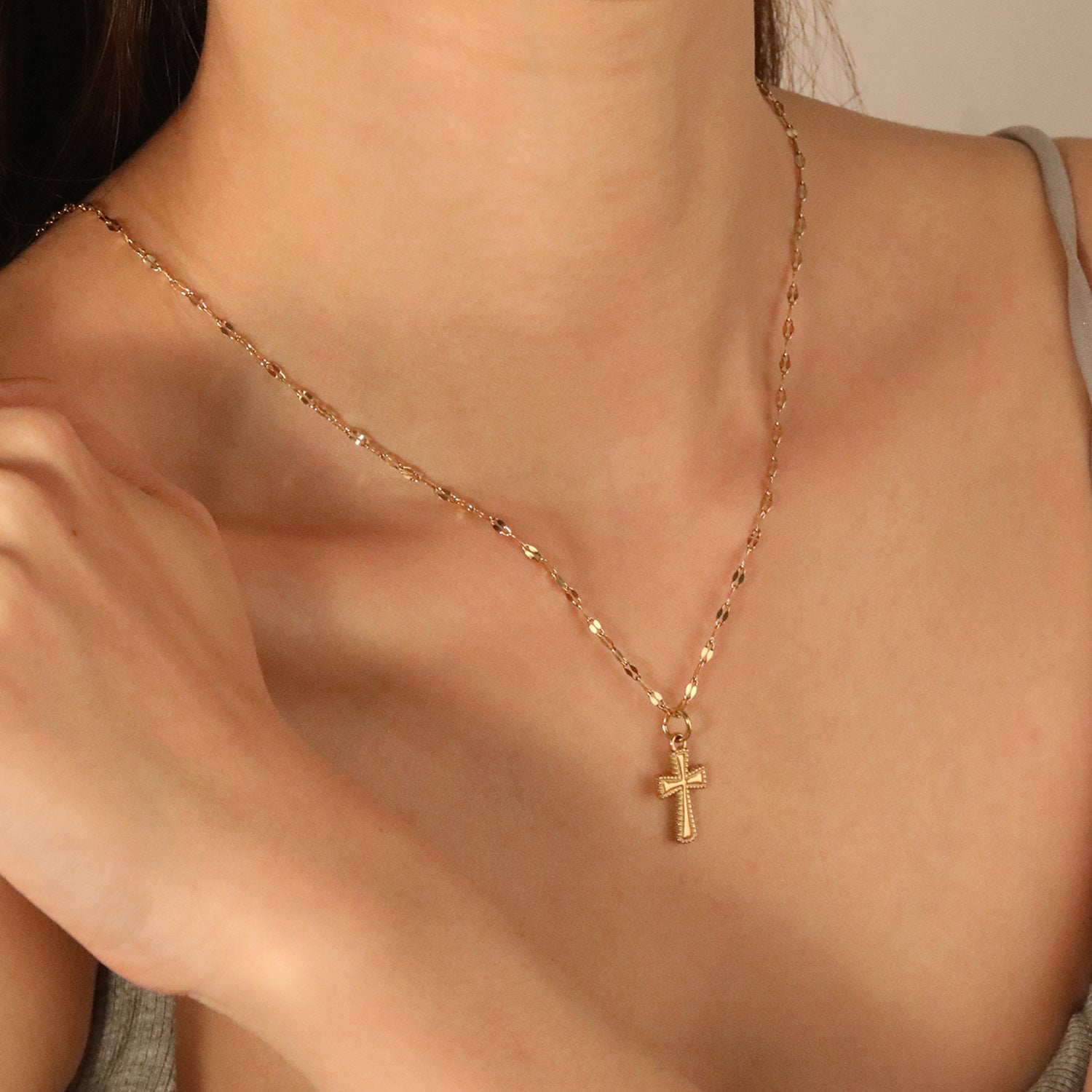 Damen Halskette mit goldenem Kreuzanhänger und elegantem Gliederdesign Shop Nory