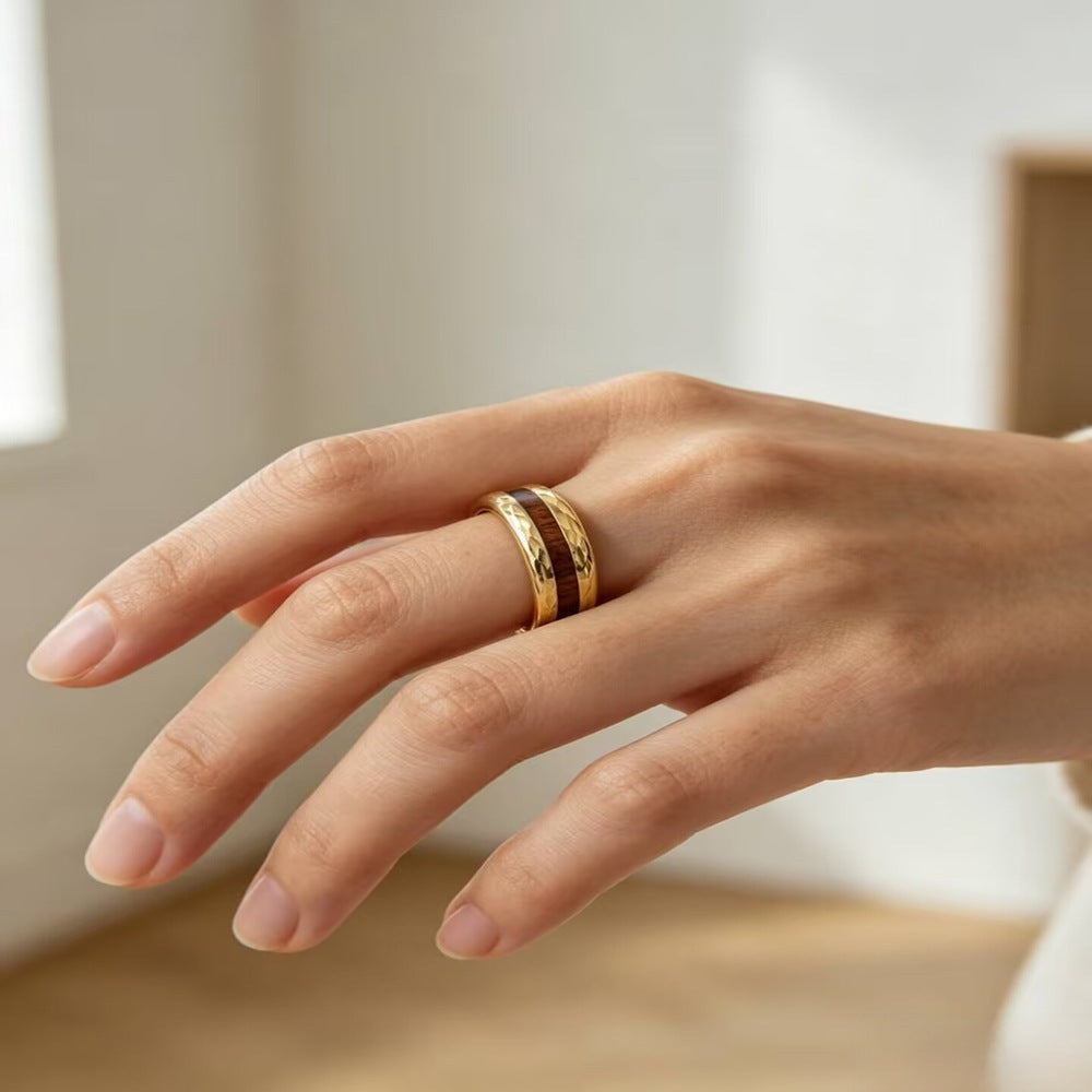 Herren Ring mit kunstvollem Holzdesign und glänzender Edelstahloberfläche Shop Nory