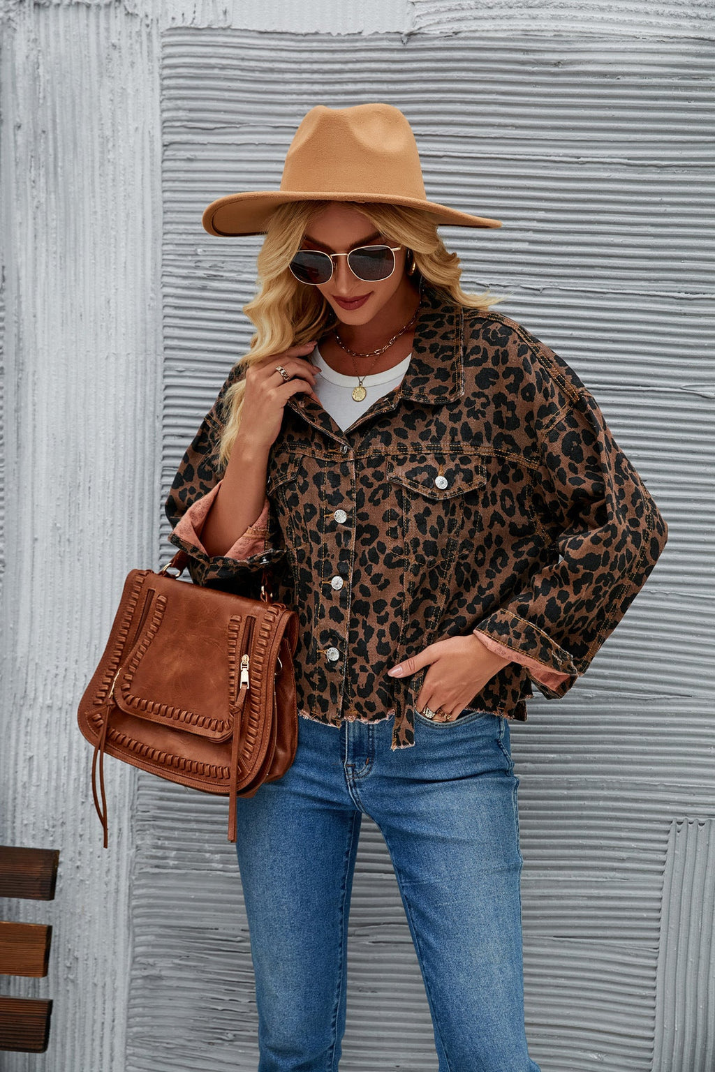 Damen Jeansjacke im angesagten Leo-Design mit oversized Schnitt