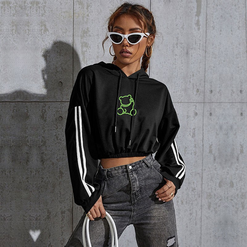 Damen Kurz geschnittenes Kapuzen‑Crop‑Sweatshirt mit Kordelzug, elastischem Saum und Kontraststreifen Shop Nory