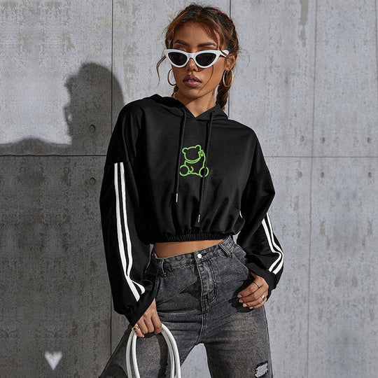 Damen Kurz geschnittenes Kapuzen‑Crop‑Sweatshirt mit Kordelzug, elastischem Saum und Kontraststreifen Shop Nory