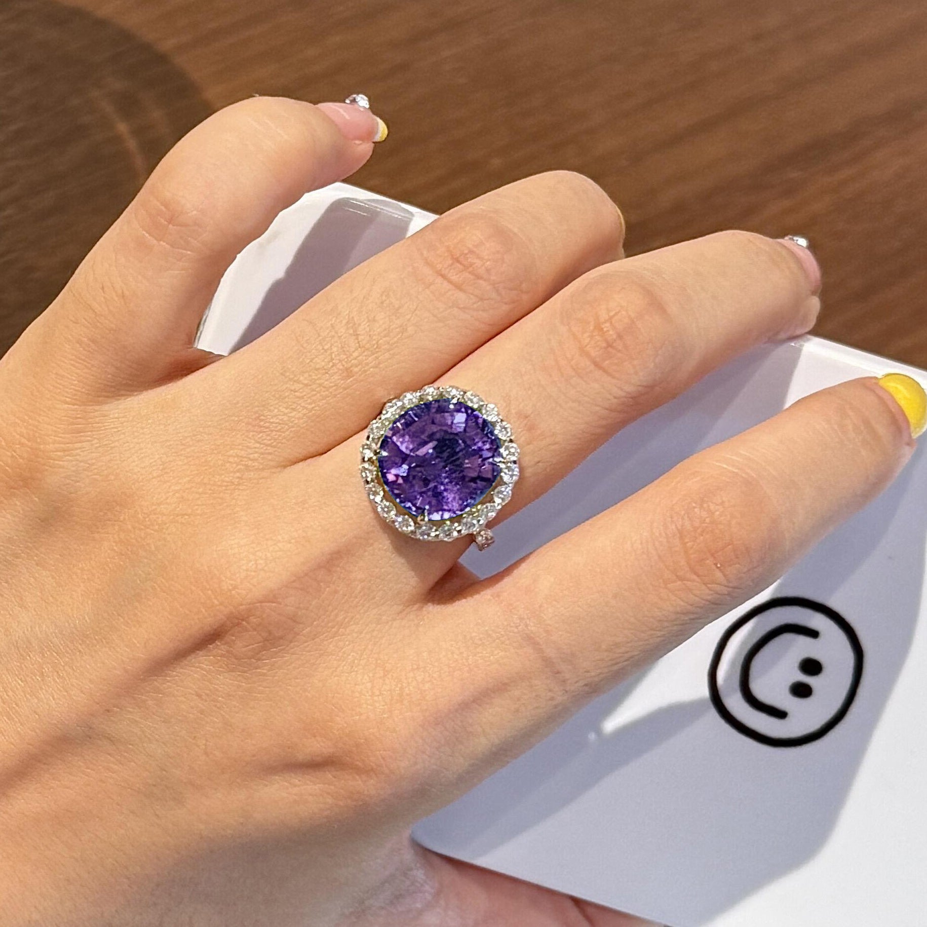 Damen Funkelnder Ring mit ovalem Amethyst und Zirkonia-Besatz Shop Nory