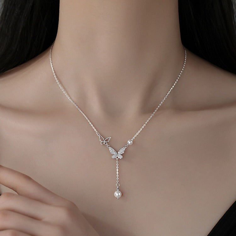 Damen Halskette mit filigranem Schmetterlingsdesign und Perlenakzent Shop Nory