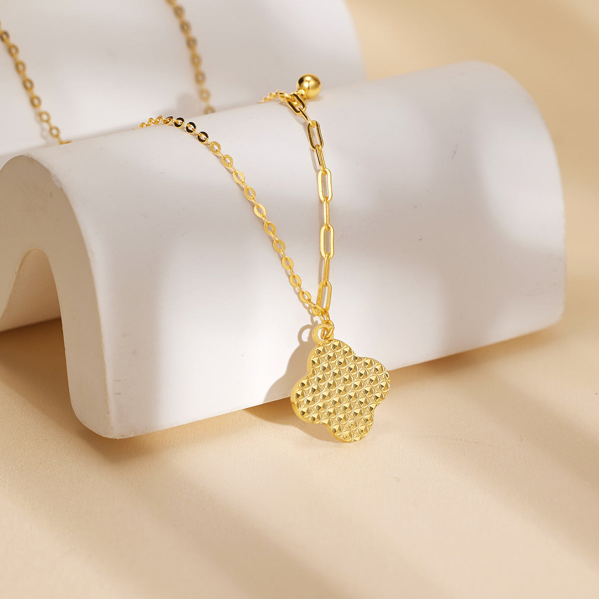 Damen filigrane Halskette mit blütenförmigem Anhänger und hochwertigem Goldbesatz Shop Nory