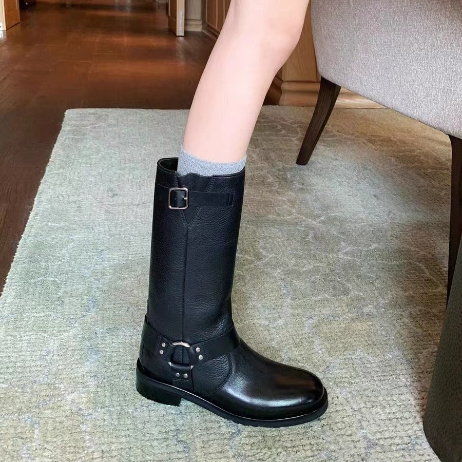 Damen Kniehohe Bikerstiefel aus Leder mit Harness‑Riemen & verstellbarer Schaftschnalle Shop Nory