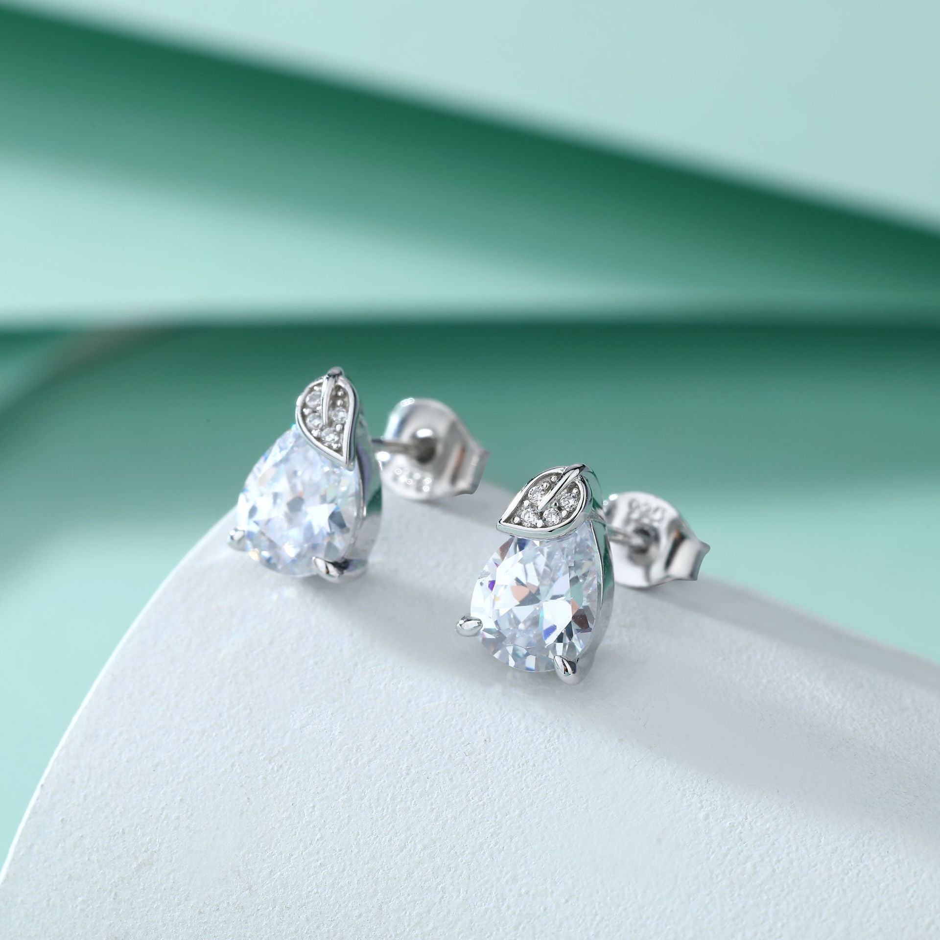 Damen Ohrringe mit tropfenförmigem Zirkonia und eleganter Blattform Shop Nory
