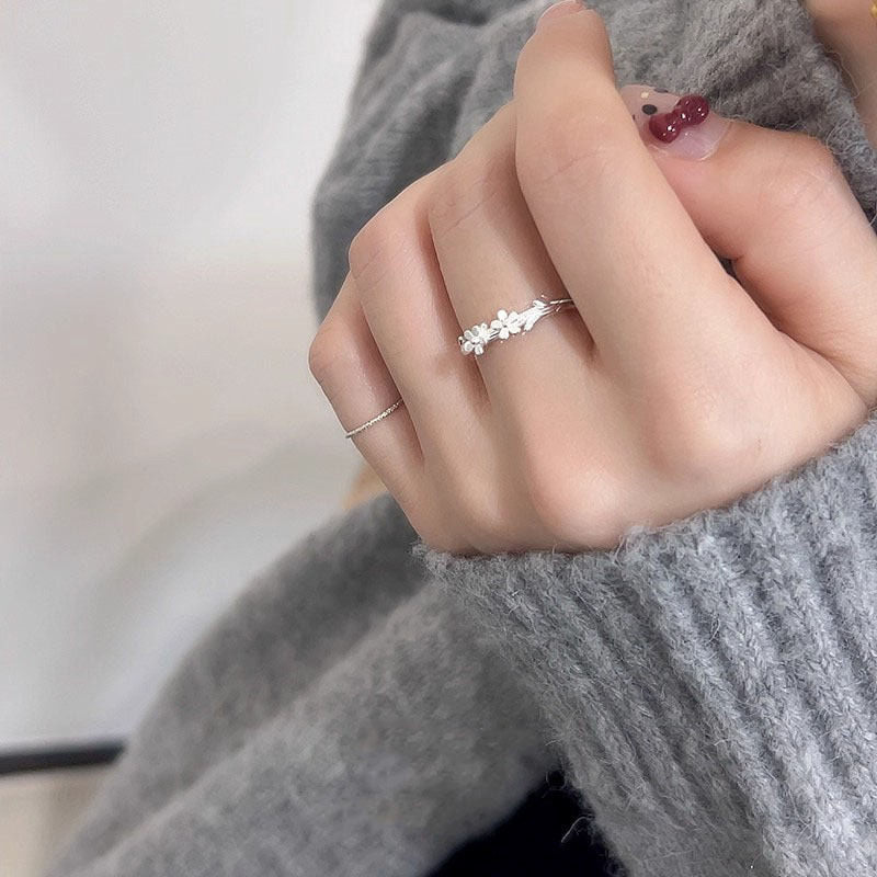 Damen Zarter Ring mit floralen Akzenten und feiner Detailarbeit Shop Nory
