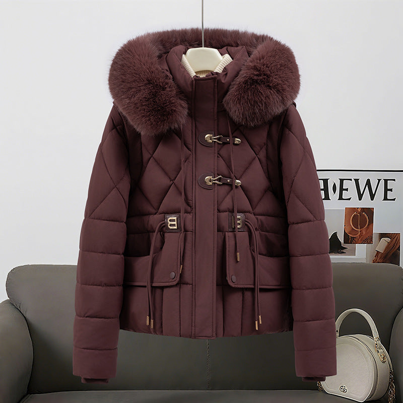 Damen nan kurze gesteppte Kapuzenjacke mit voluminösem Webpelzbesatz, Kordelzugtaillierung und Pattentaschen Shop Nory