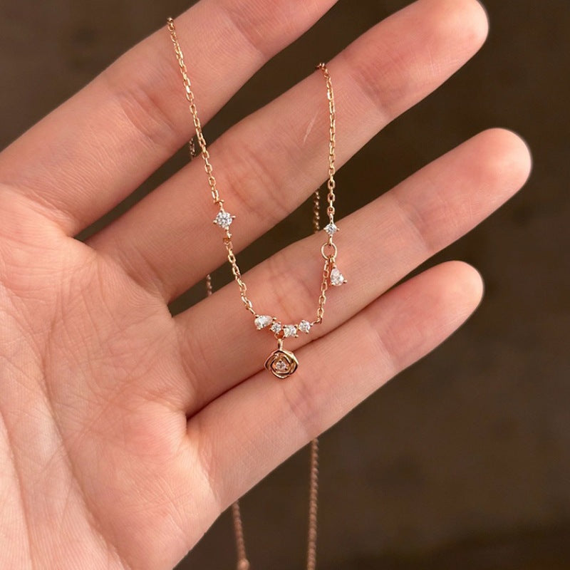 Damen Halskette mit filigranem Anhänger und funkelnden Zirkonia Shop Nory
