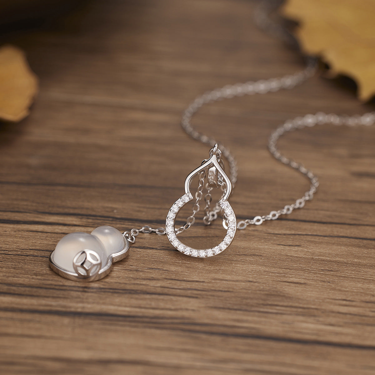 Damen Halskette mit funkelndem Anhänger und eleganten Designelementen Shop Nory