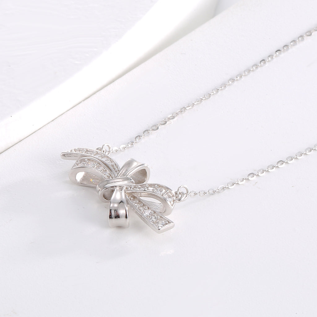Damen Halskette mit elegantem, geschwungenem Anhänger und funkelnden Zirkonia Shop Nory
