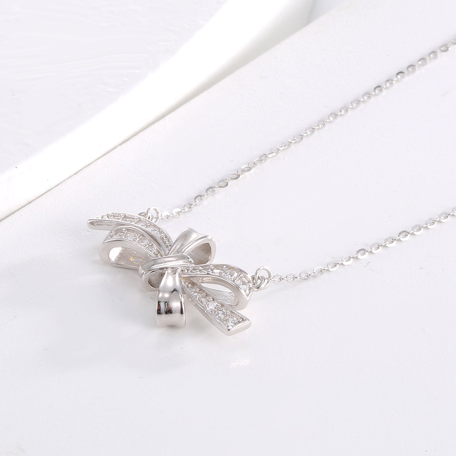 Damen Halskette mit elegantem, geschwungenem Anhänger und funkelnden Zirkonia Shop Nory