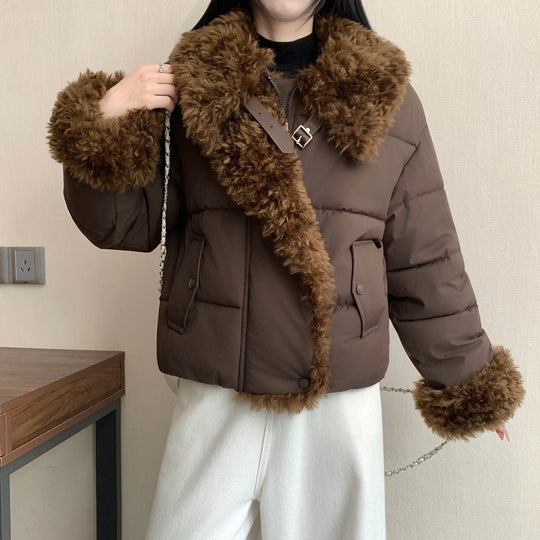Damen nan kurze taillierte Pufferjacke mit voluminösem Kunstfellkragen, Schnallen- und Reißverschlussdetails Shop Nory