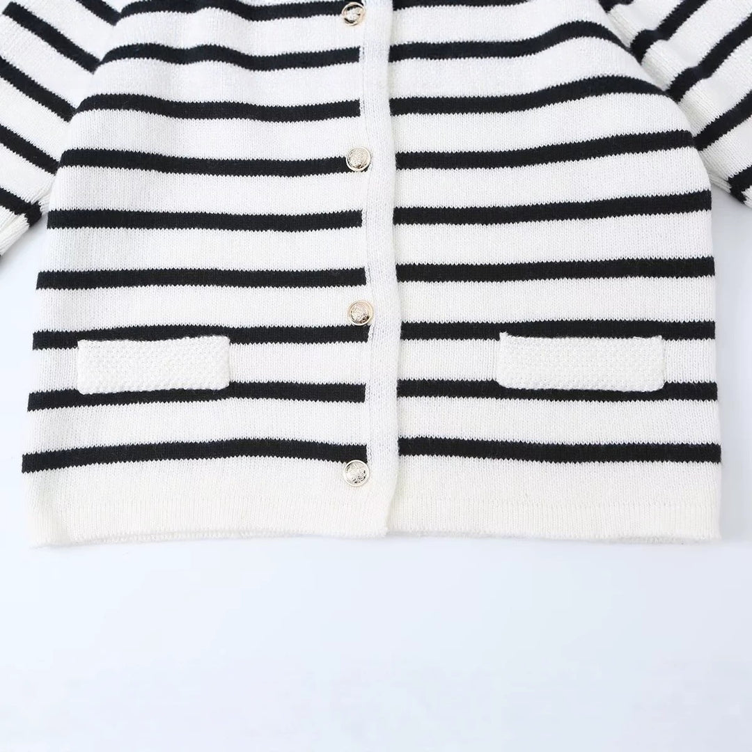 Damen Gestreifte Strickjacke mit Rundhalsausschnitt, Zierknopfleiste und aufgesetzten Taschen Shop Nory