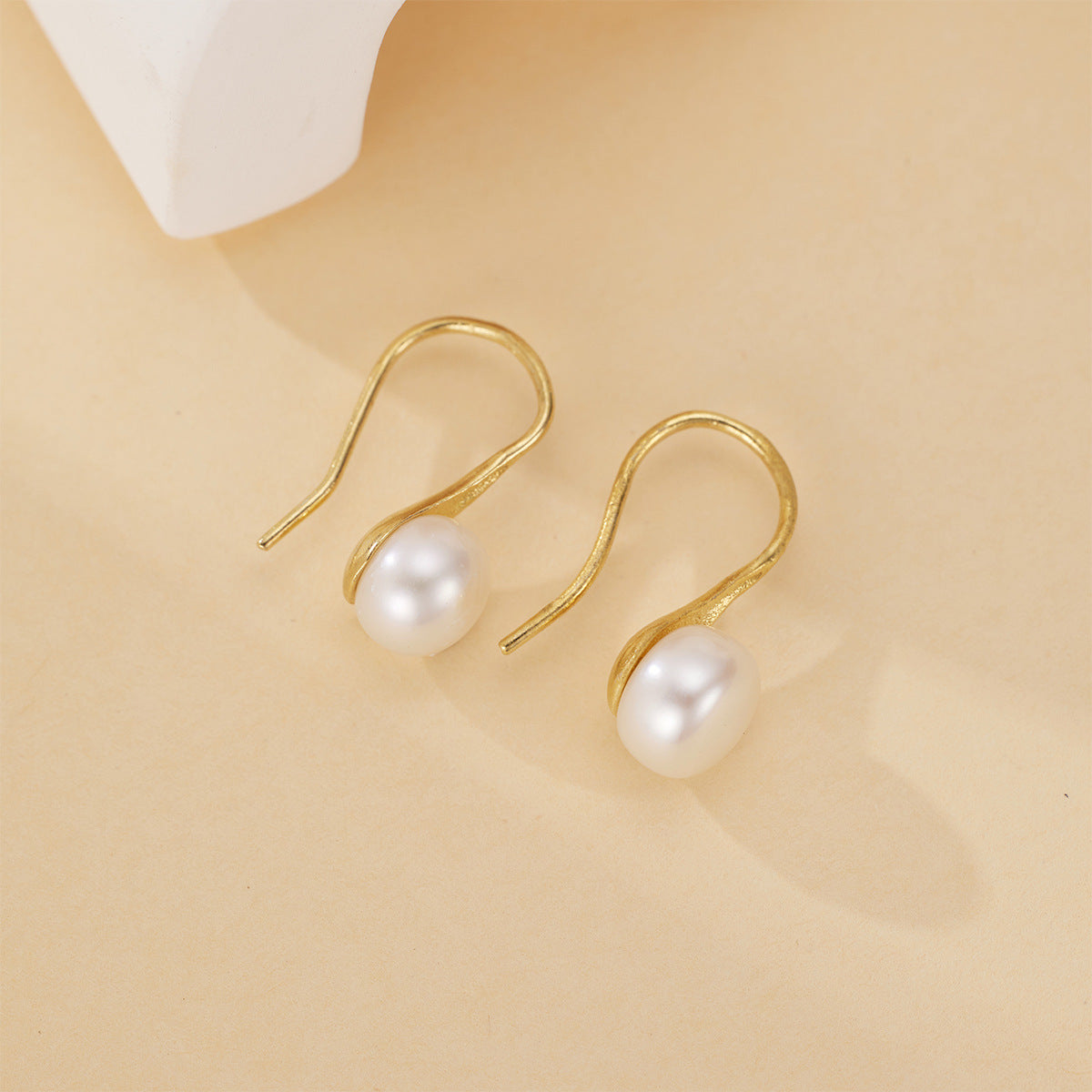 Damen elegante Ohrringe mit geschwungenem Design und echten Süßwasserperlen Shop Nory