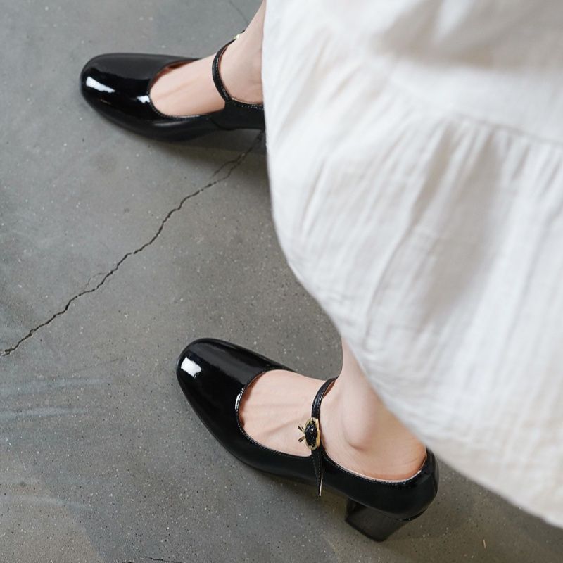 Damen Lack‑Mary‑Jane Pumps mit kleinem Blockabsatz und verstellbarem Knöchelriemen Shop Nory