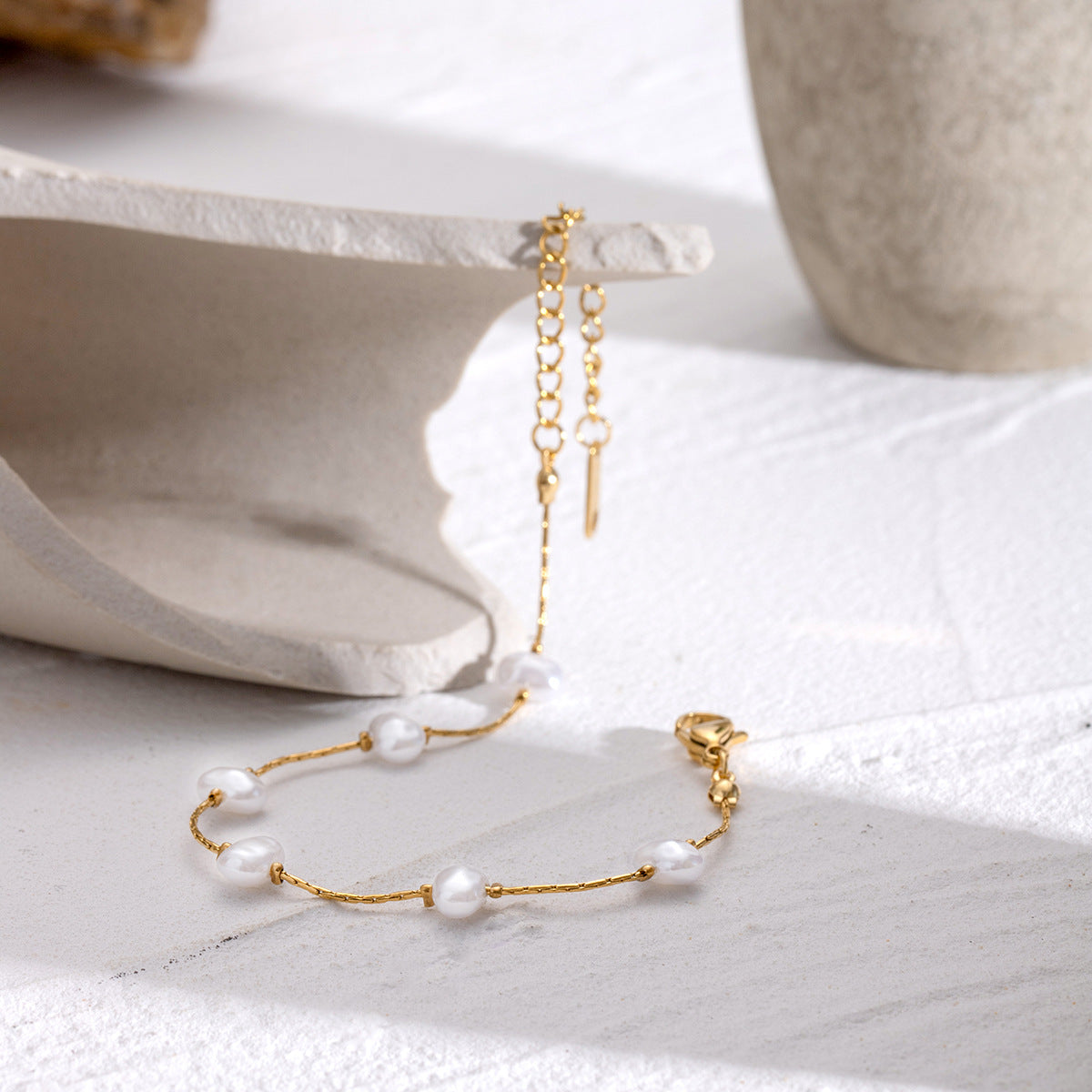 Damen Armband mit hochwertigen Perlen und robustem Edelstahl Shop Nory