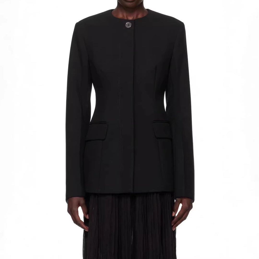 Damen taillierter Einreiher-Blazer mit Rundhalsausschnitt, verdeckter Knopfleiste und Pattentaschen Shop Nory