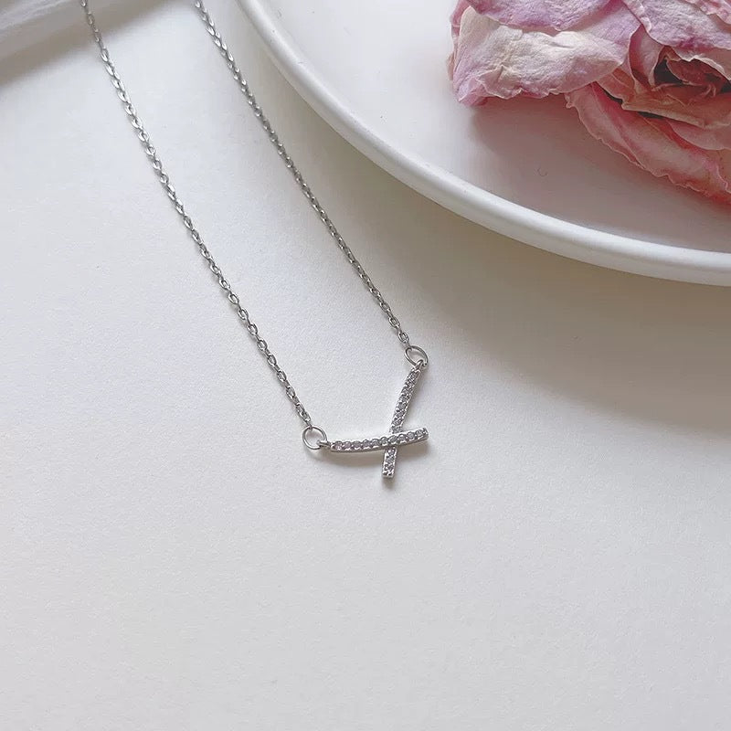Damen Halskette mit funkelndem Kreuzanhänger aus hochwertigem Edelstahl Shop Nory