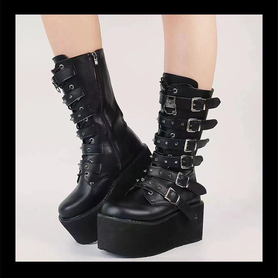 Damen nan hochschaftige Lack-Plateau-Stiefel mit mehrfach verstellbaren Schnallen und herzförmigen Nieten Shop Nory