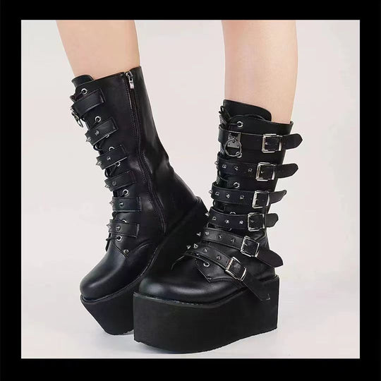Damen nan hochschaftige Lack-Plateau-Stiefel mit mehrfach verstellbaren Schnallen und herzförmigen Nieten Shop Nory