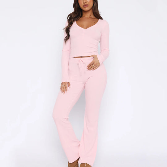 Damen geripptes Lounge-Set mit Henley-Knopfleiste, kurzem V-Shirt und hochgeschnittener Schlaghose Shop Nory