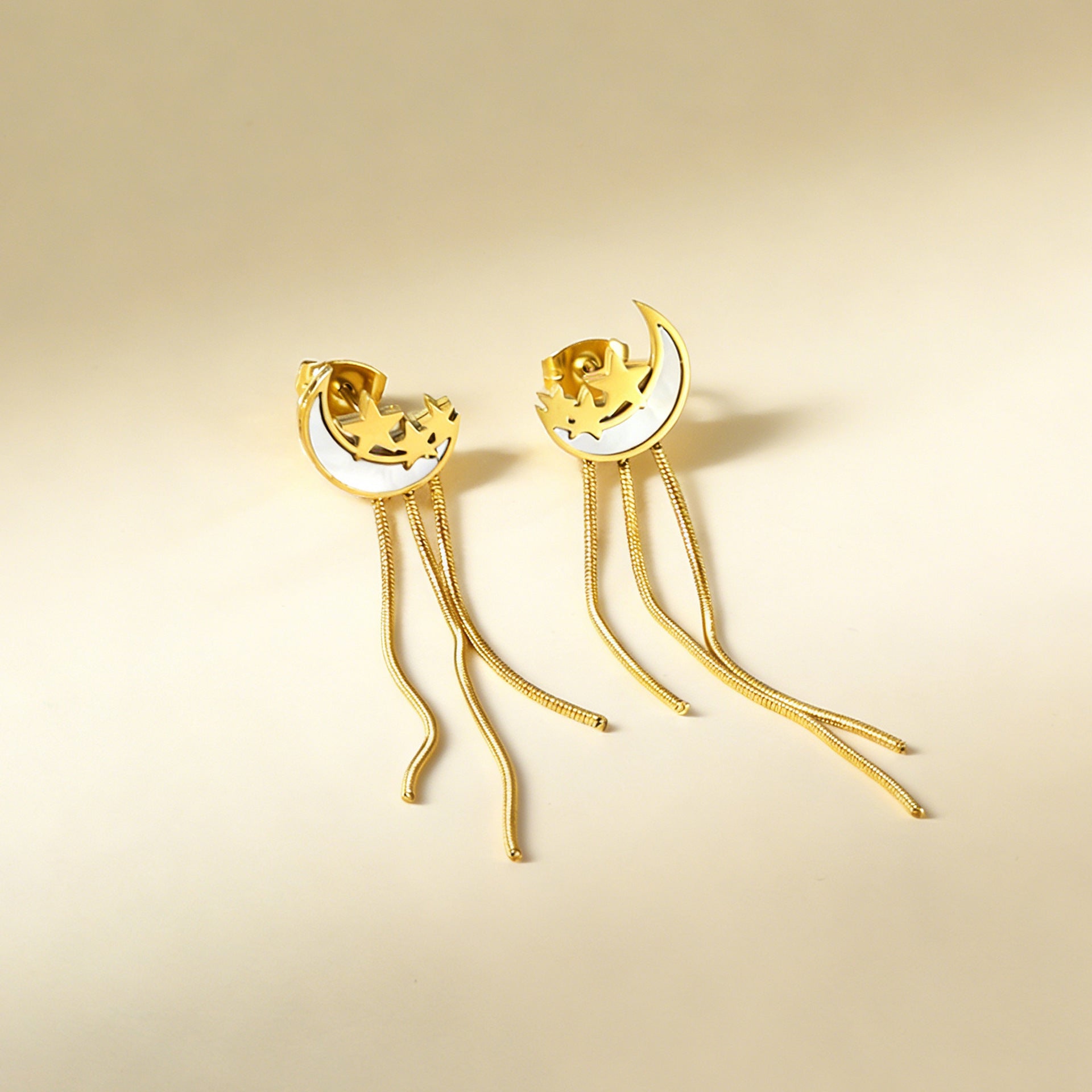 Damen Hängende Ohrringe mit verschiedenen Längen und goldplattiertem Mond- und Sternendesign Shop Nory