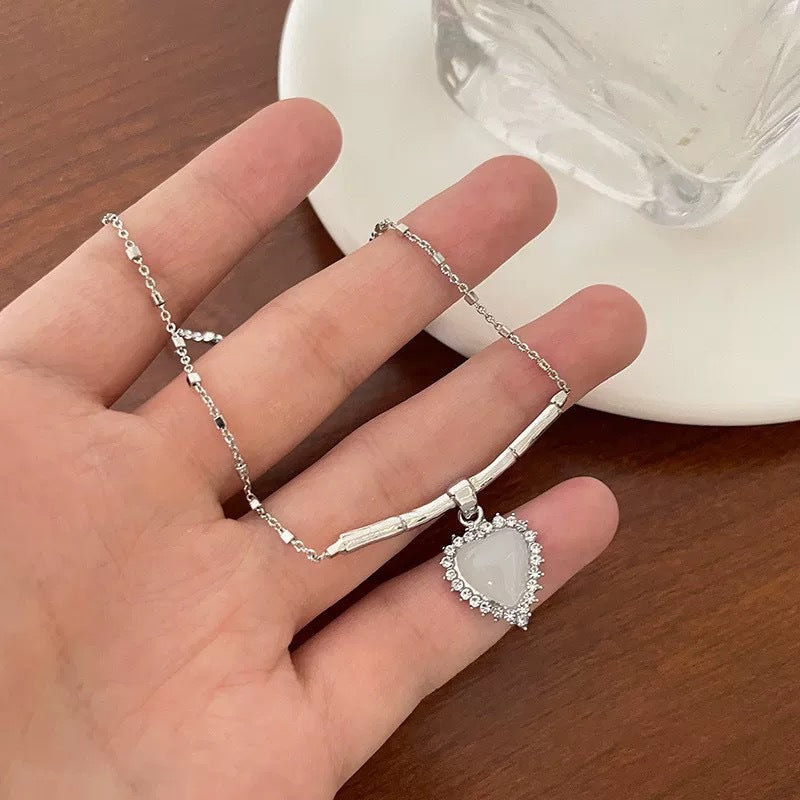 Damen Halskette mit herzförmigem Anhänger aus hochwertigem Edelstein und funkelnden Zirkonia Shop Nory